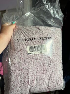 Victoria's Secret Plush Sherpa Throw - Pale Pink
